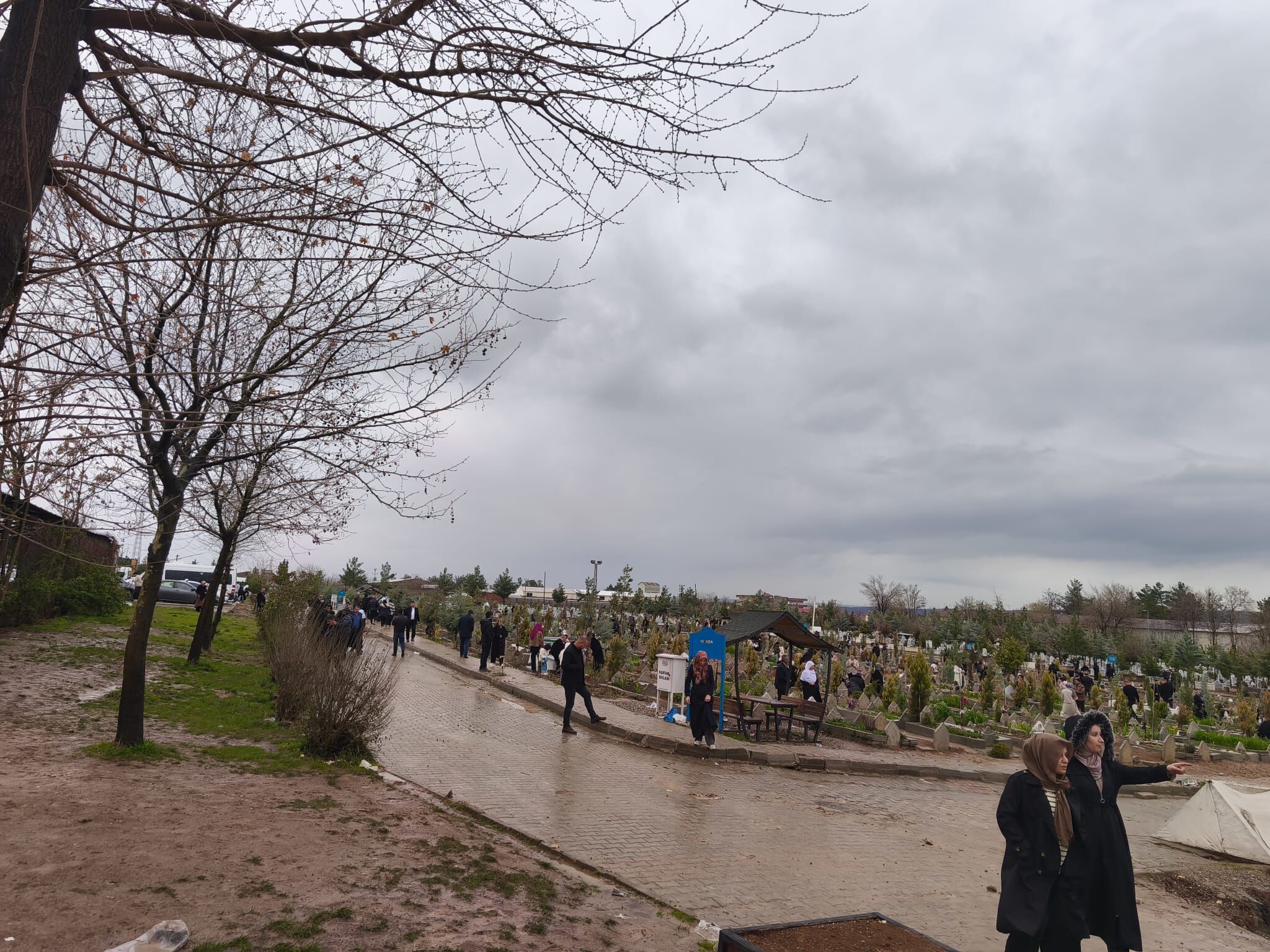 Batman’da Kabristan Ziyaretlerinde Bayram Şekeri Ve Kolonya İkramı (1)