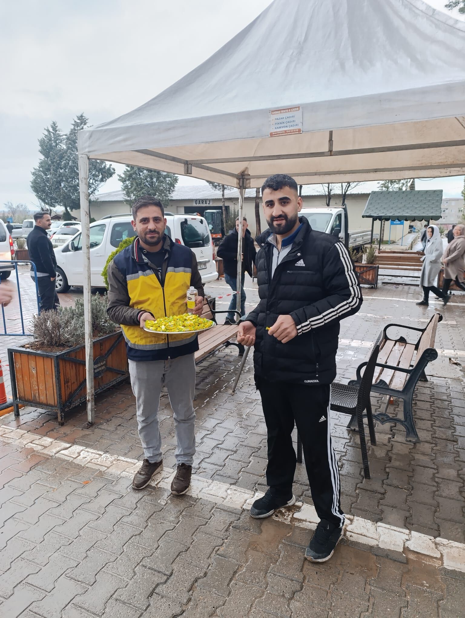 Batman’da Kabristan Ziyaretlerinde Bayram Şekeri Ve Kolonya İkramı (2)