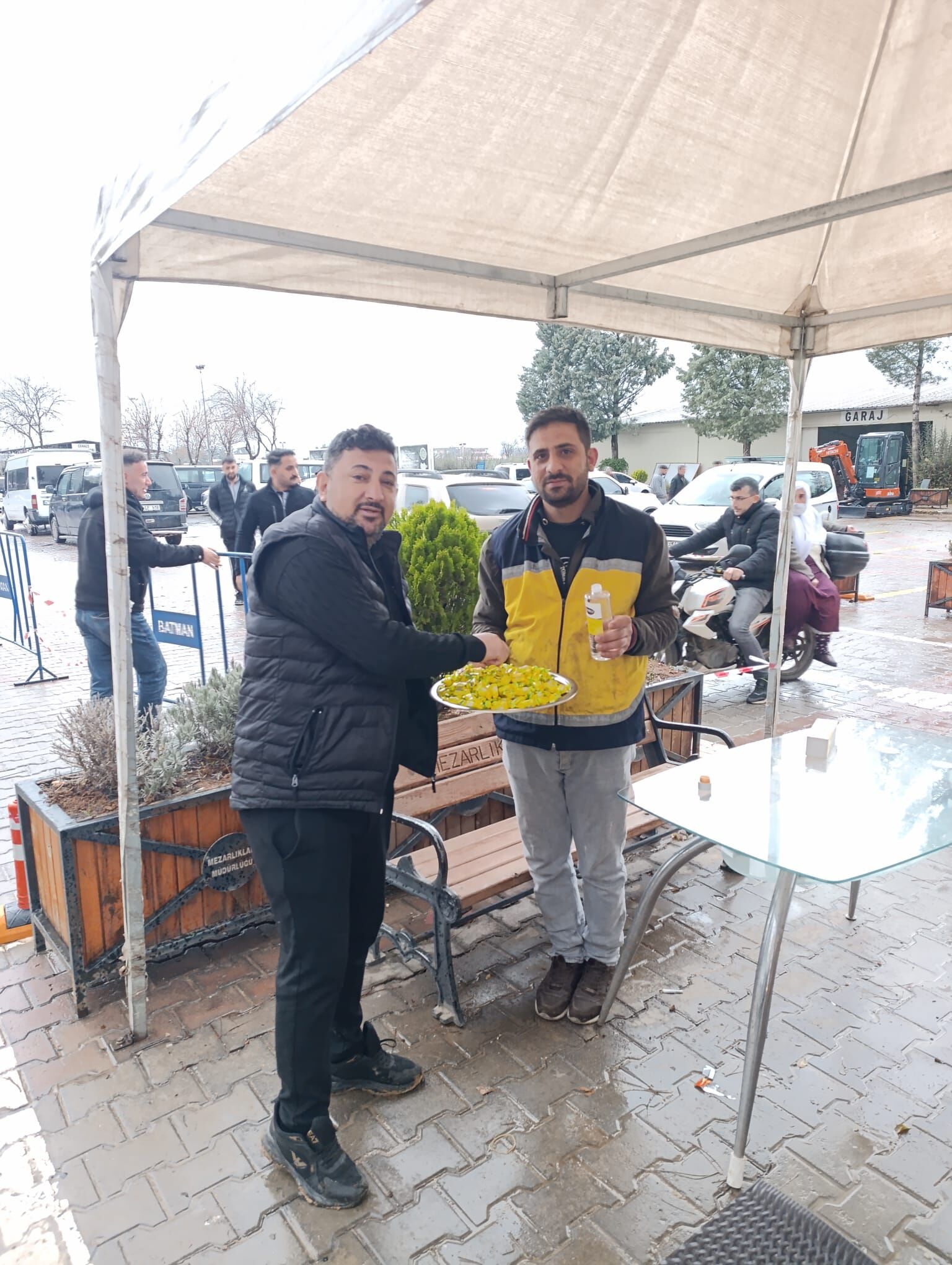 Batman’da Kabristan Ziyaretlerinde Bayram Şekeri Ve Kolonya İkramı (4)