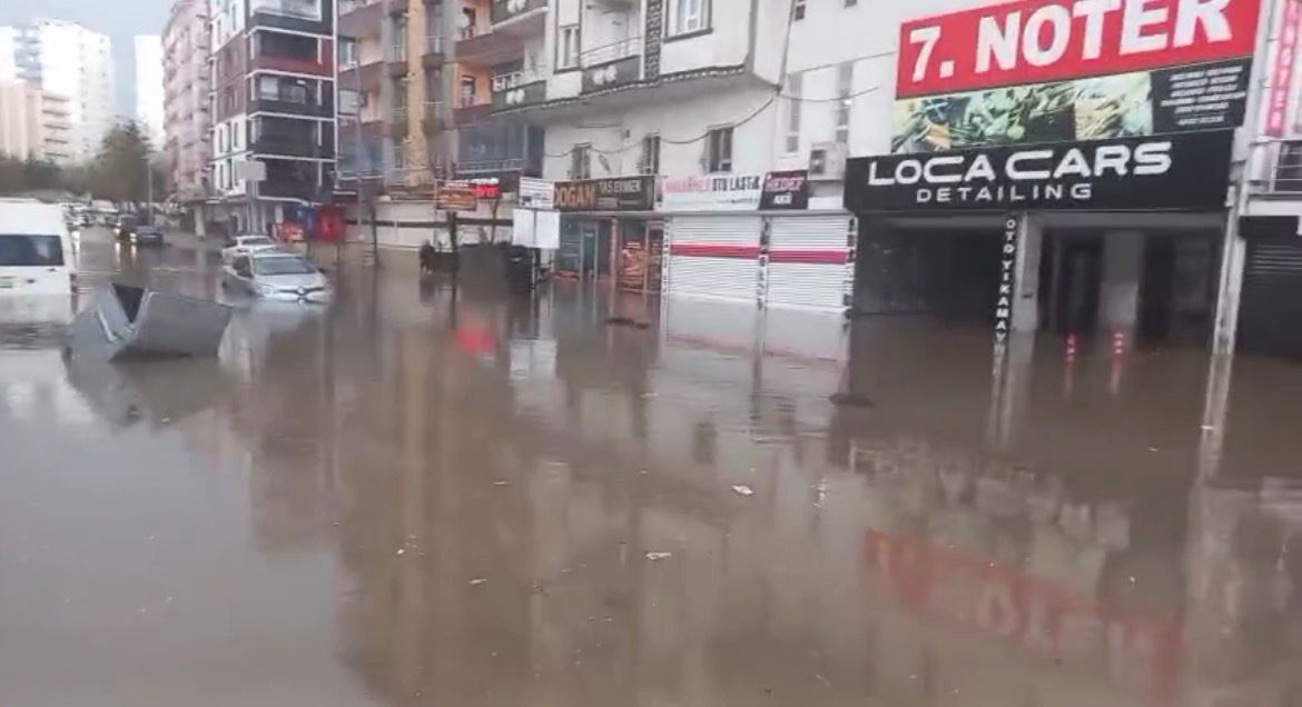 Batman’da Sağanak Yağış Hayatı Olumsuz Etkiledi Caddeler Göle Döndü (1)