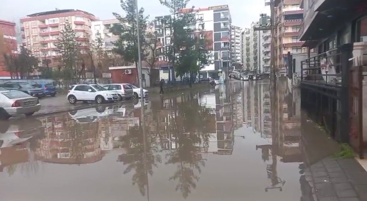 Batman’da Sağanak Yağış Hayatı Olumsuz Etkiledi Caddeler Göle Döndü (2)
