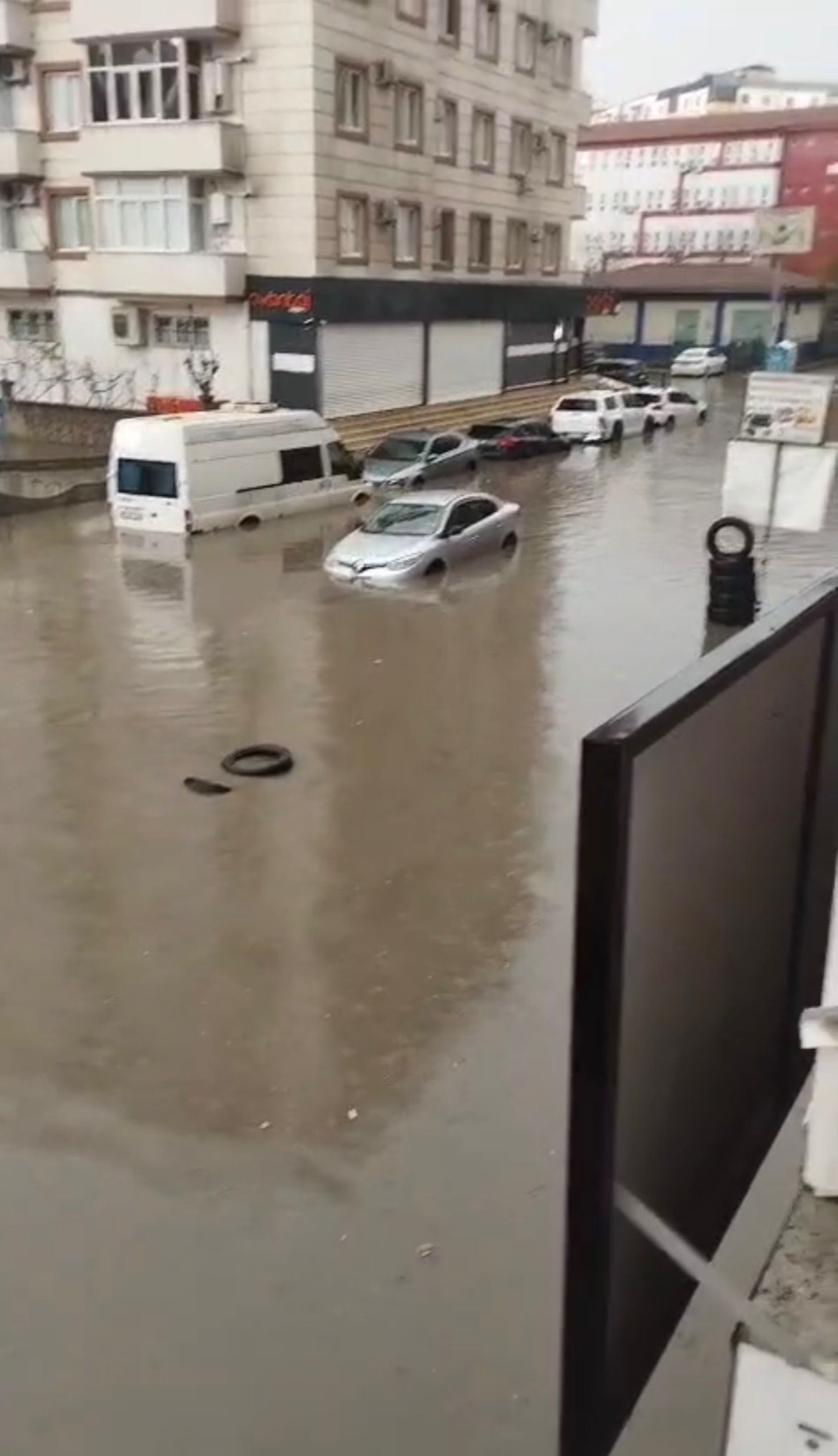 Batman’da Sağanak Yağış Hayatı Olumsuz Etkiledi Caddeler Göle Döndü (3)