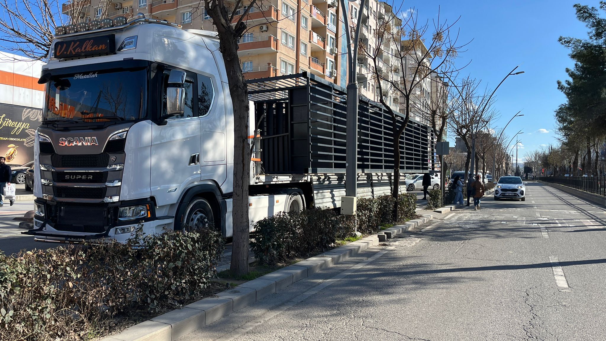 Batman’da Tır Üstündeki Merdiven Yolu Kapattı (2)