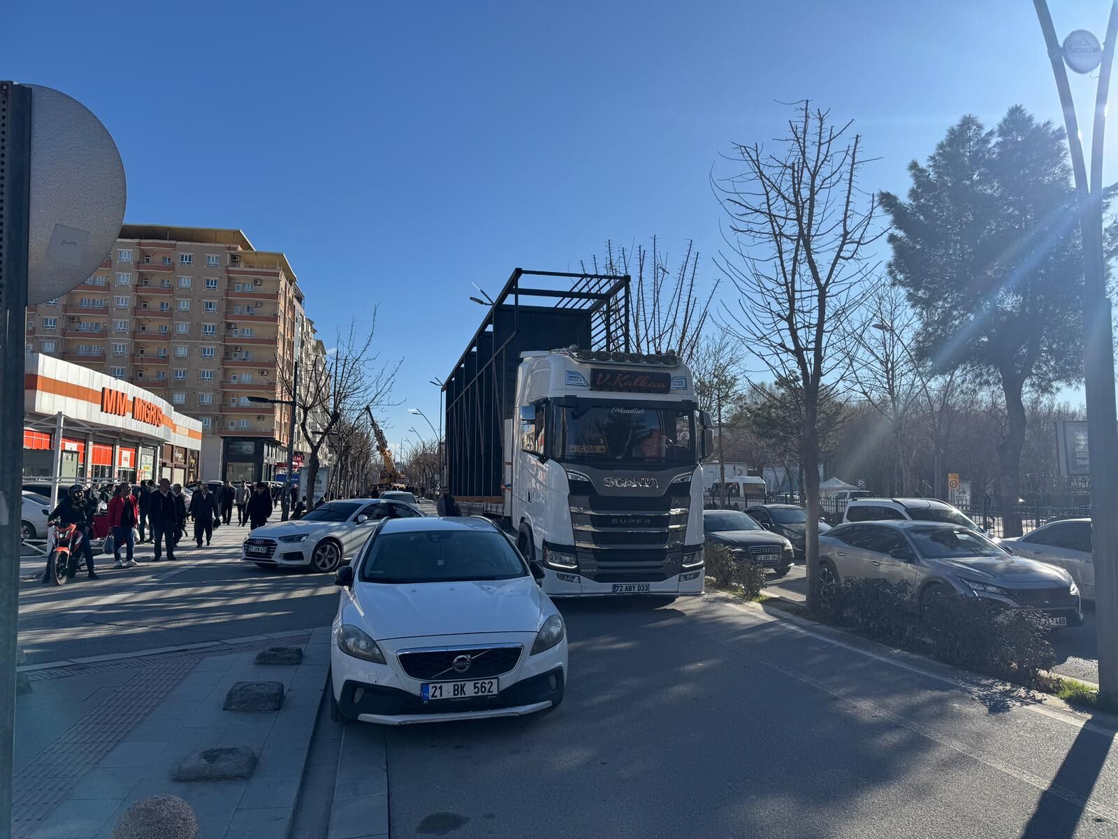 Batman’da Tır Üstündeki Merdiven Yolu Kapattı (3)