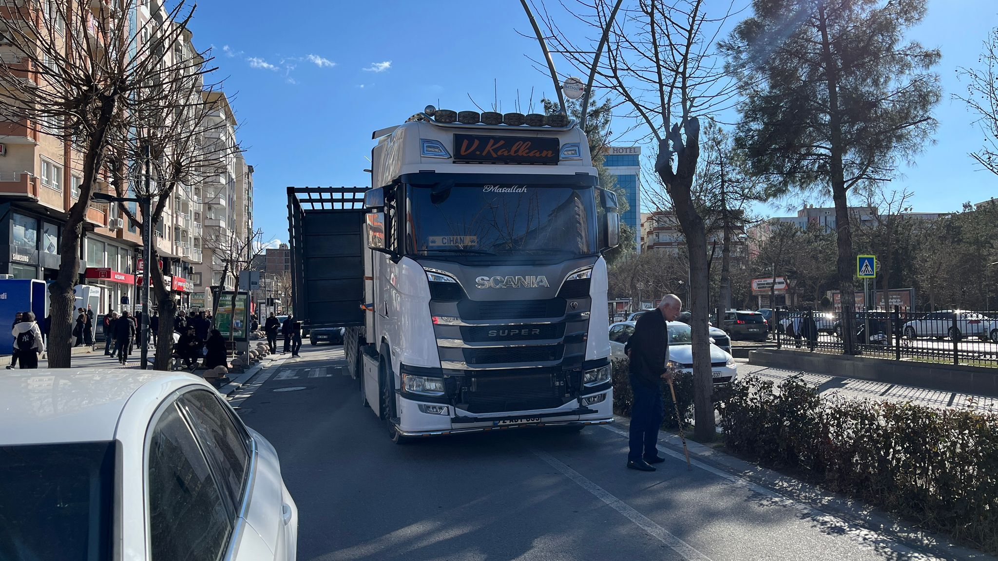 Batman’da Tır Üstündeki Merdiven Yolu Kapattı (5)