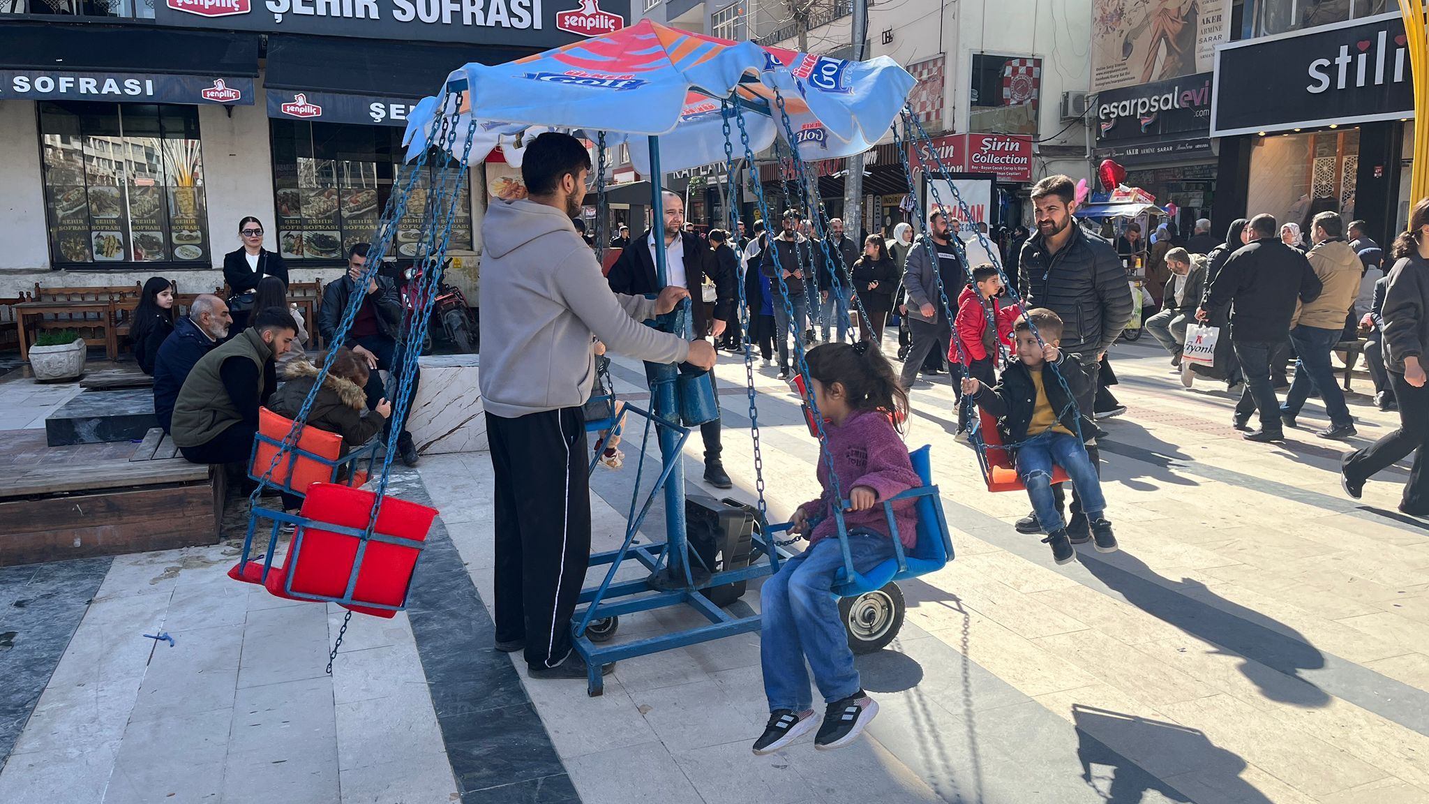 Bayram Telaşı Arasında Çocuklara Özel Neşe (1)