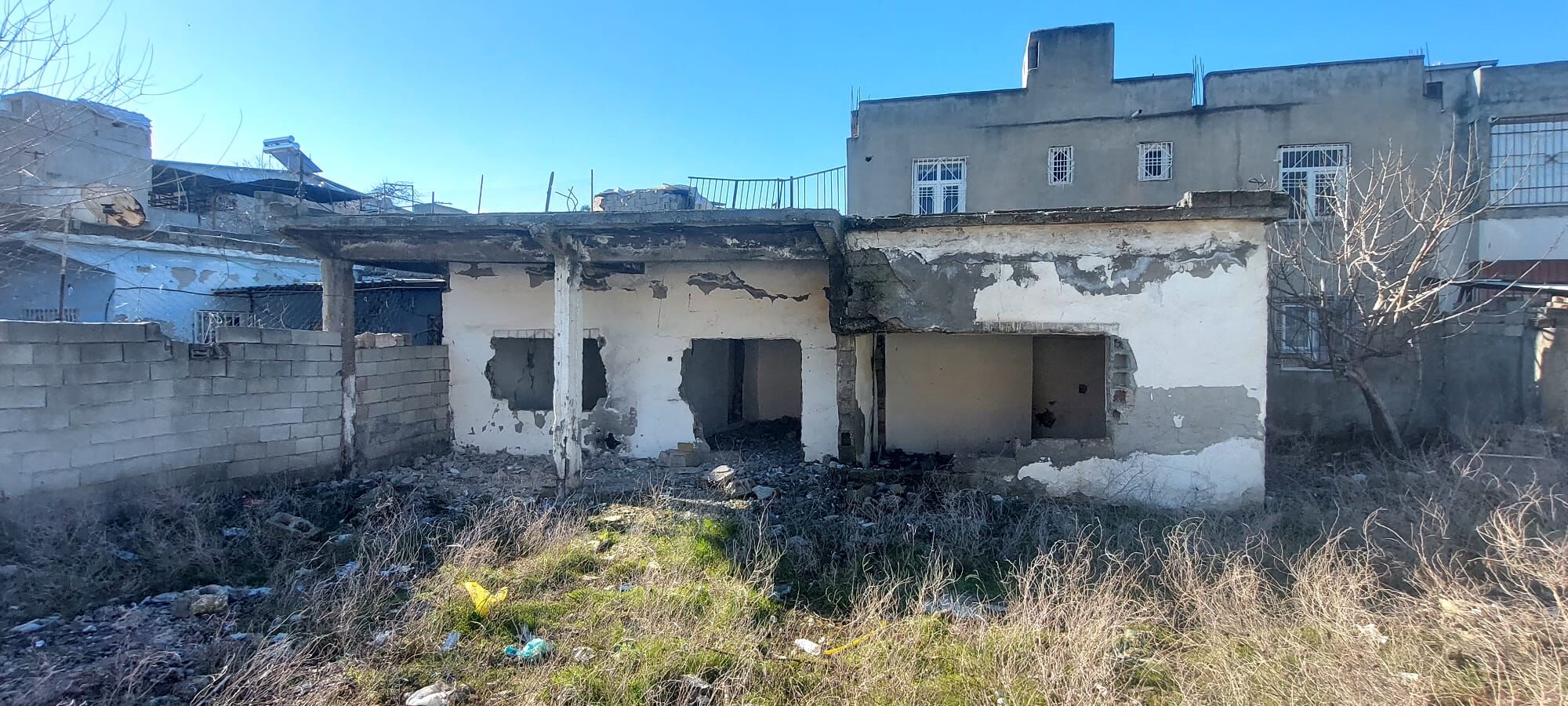 Belediye Yeşiltepe’de Tehlike Arz Eden Metruk Yapıyı Yıktı (2)