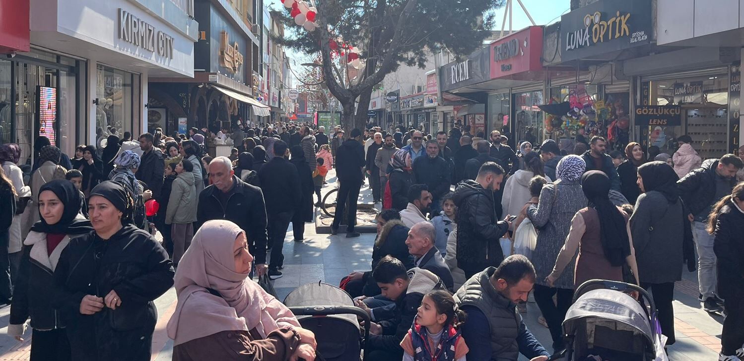 Çarşı Ve Avm’lerde Bayram Hareketliliği (123)