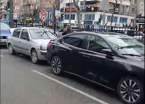 Diyarbakır Caddesi'nde Zincirleme Kaza 7 Araç Birbirine Girdi (1)