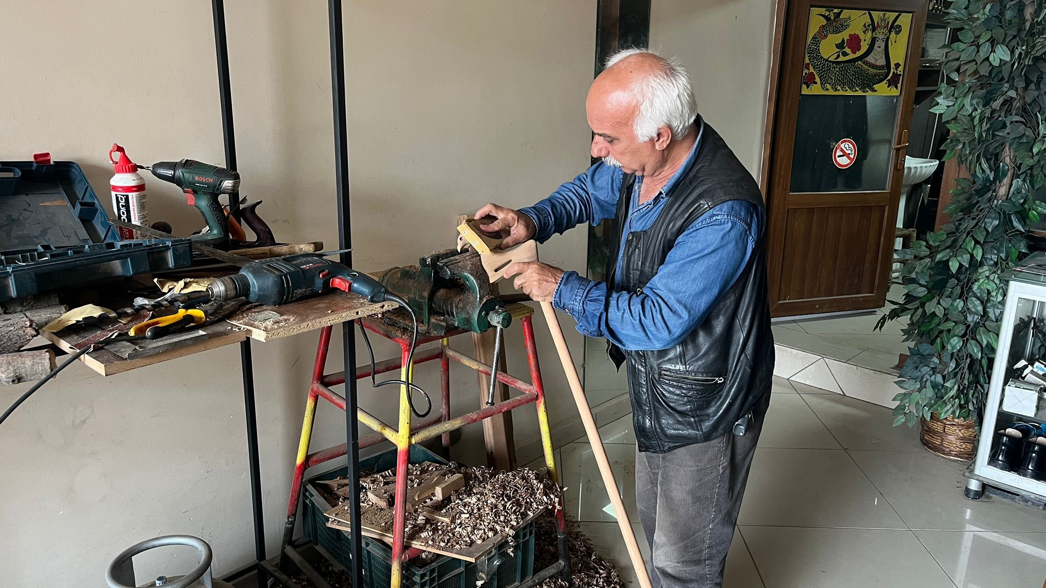 Gök Taksi’nin Yarım Asırlık Çınarı Naim Usta Baston Yapmak Ruhumu Dinlendiriyor (1)