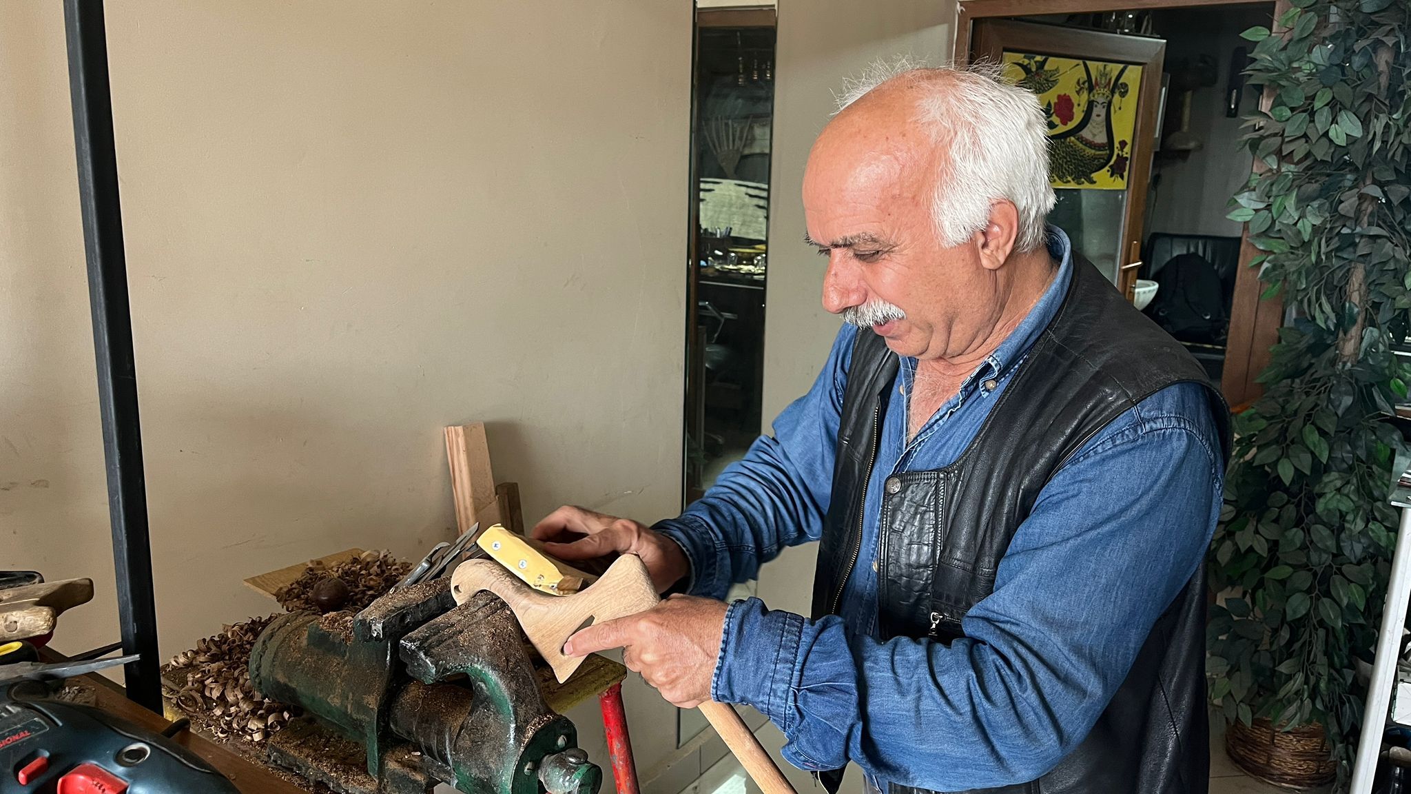 Gök Taksi’nin Yarım Asırlık Çınarı Naim Usta Baston Yapmak Ruhumu Dinlendiriyor (4)