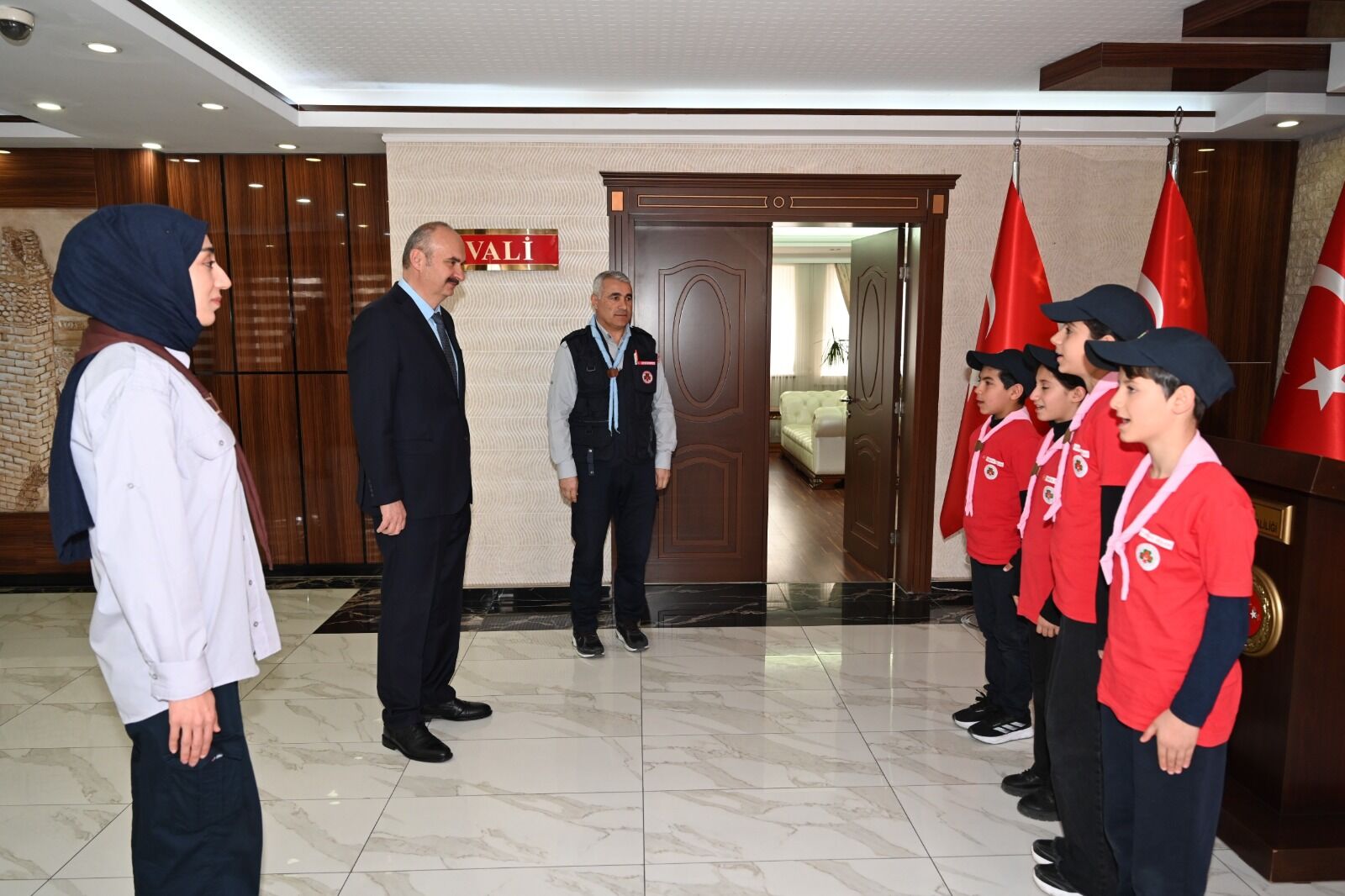 Minik İzcilerden Vali Canalp’e Anlamlı Ziyaret (2)