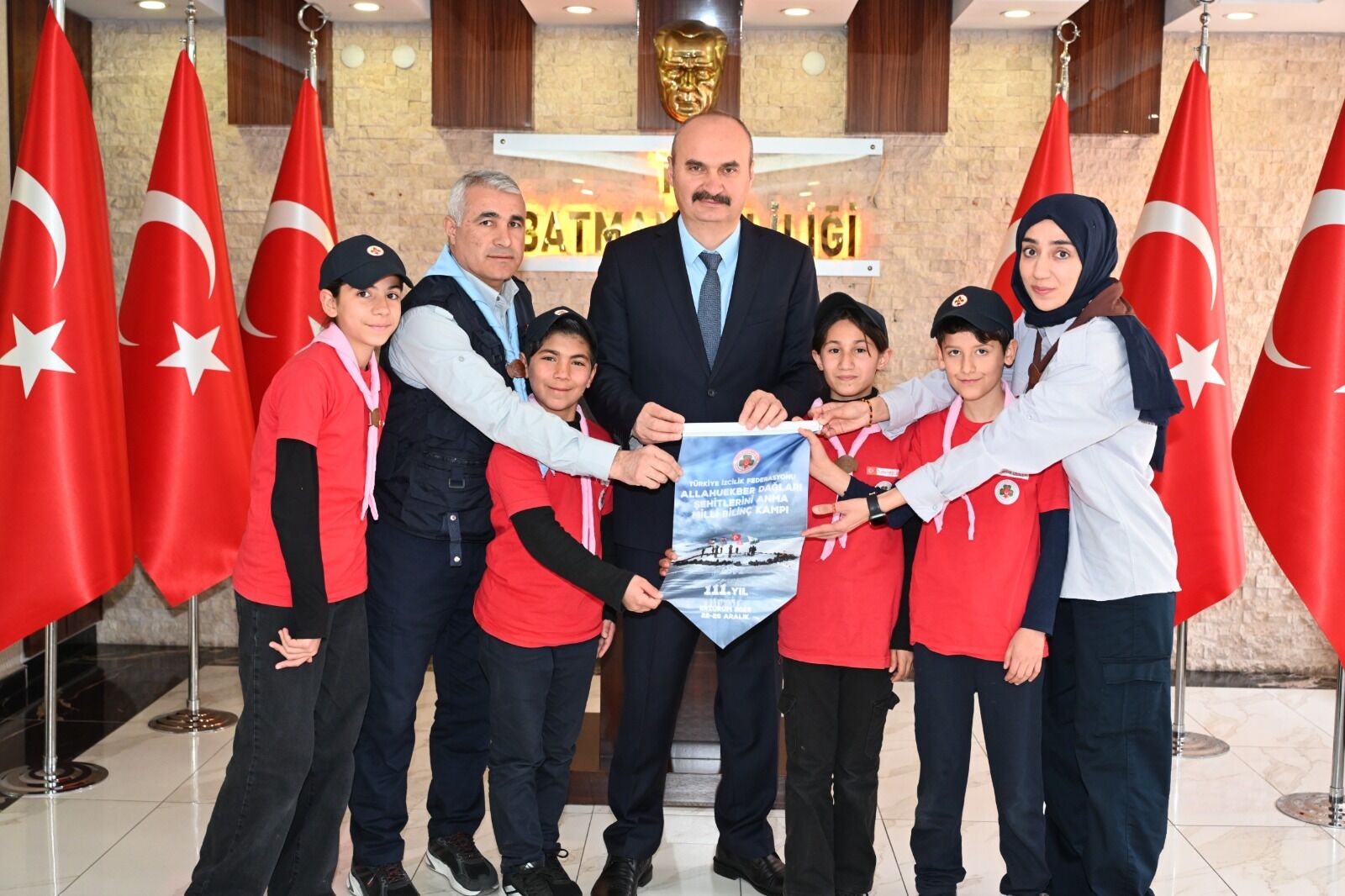 Minik İzcilerden Vali Canalp’e Anlamlı Ziyaret (3)