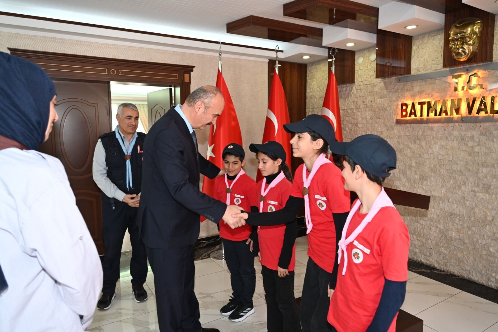 Minik İzcilerden Vali Canalp’e Anlamlı Ziyaret (4)