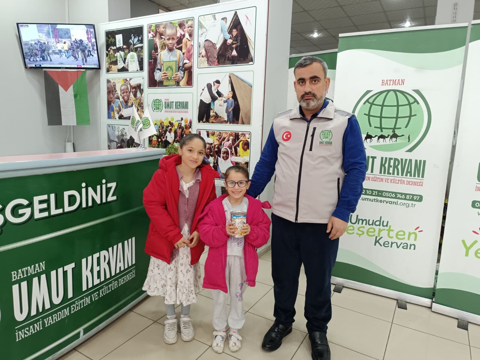 Minik Yürekler Kumbaralarındaki Harçlıkları Gazze’ye Bağışladılar! (1)