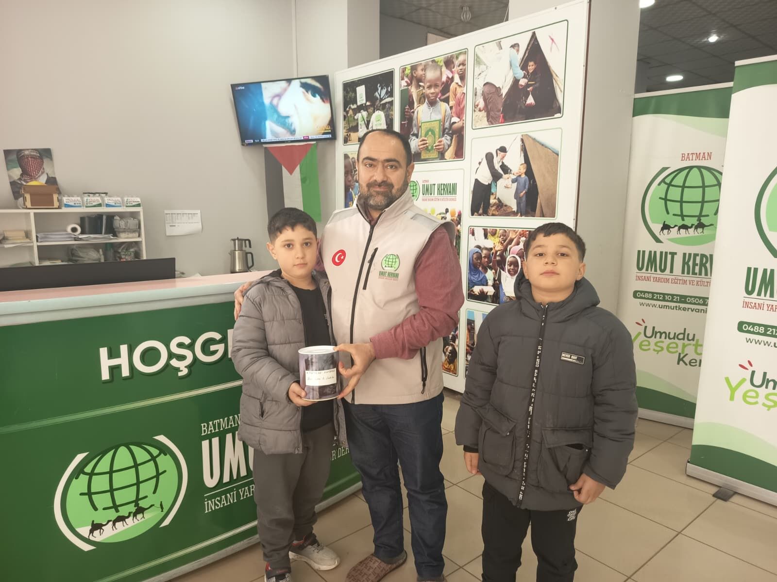 Minik Yürekler Kumbaralarındaki Harçlıkları Gazze’ye Bağışladılar! (2)