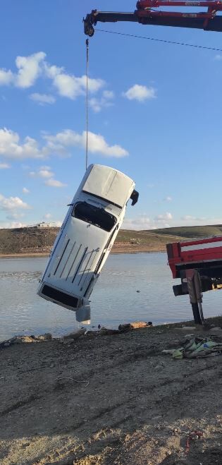 Oymataş’ta Suya Gömülen Araç Mıknatıs Yöntemiyle Çıkarıldı (2)