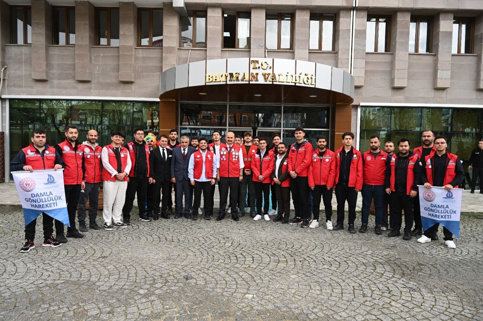 Batman’da Gönüllülük Buluşması: Vali Ekrem Canalp Damla Gönüllülerini Ağırladı