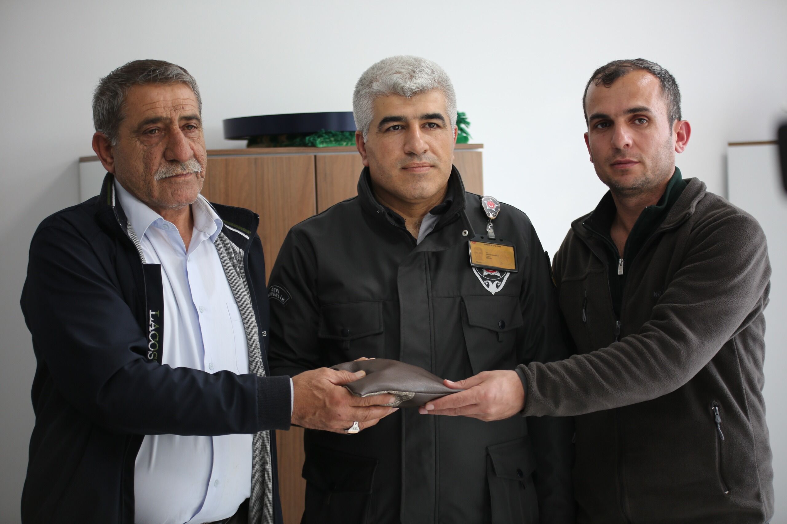 Batman Belediyesi’nde İnsanlık Örneği Altın Dolu Çanta Sahibine Kavuştu! (2)