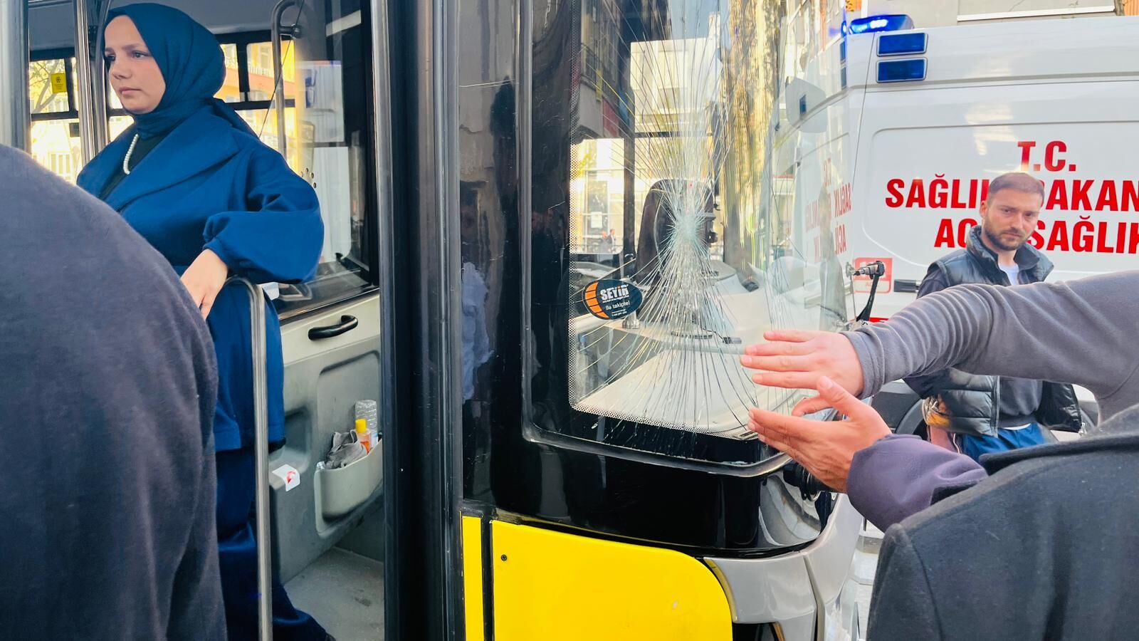 Batman’da Belediye Otobüsünün Çarptığı Genç Yaralandı (3)