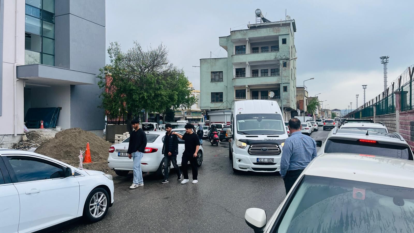 Batman’da Gelişi Güzel Park Etme Sorunu Trafik Akışı Olumsuz Etkileniyor (1)