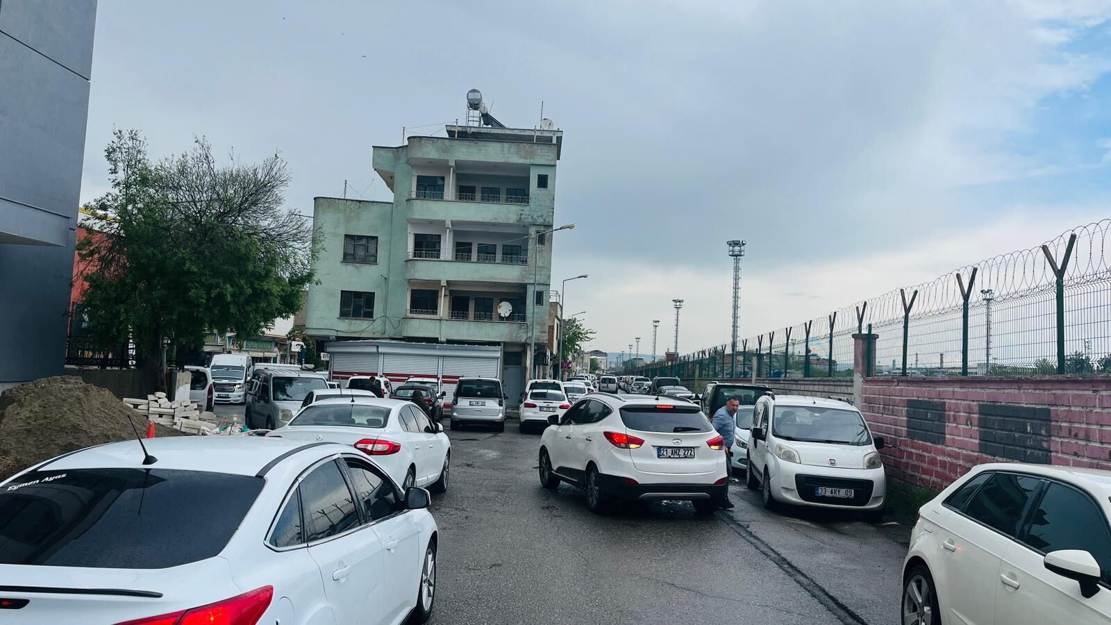 Batman’da Gelişi Güzel Park Etme Sorunu Trafik Akışı Olumsuz Etkileniyor (3)