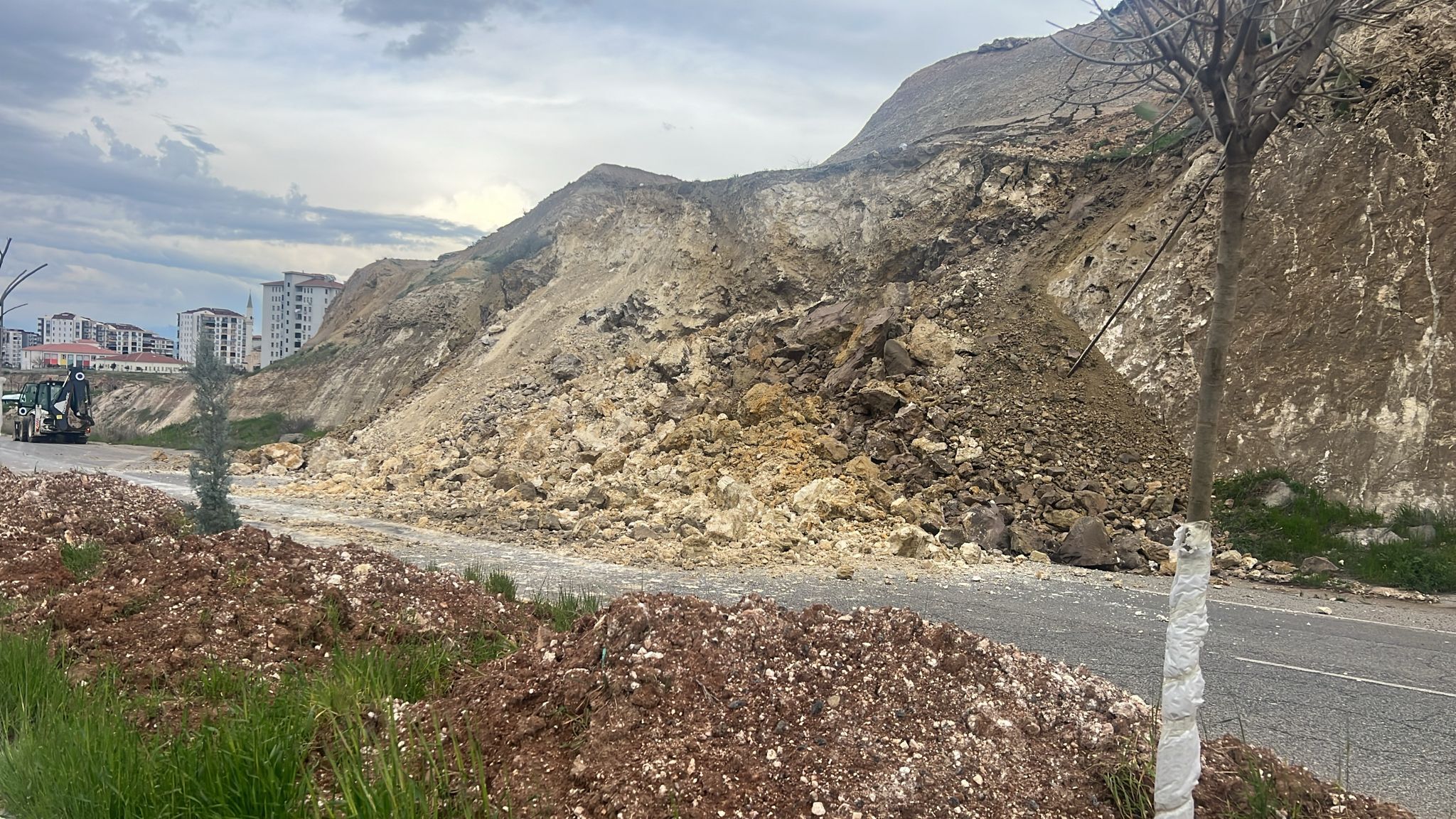 Batman’da Heyelan Ulaşımı Aksattı Üniversite Yolu Tek Şeride Düştü (1)-1