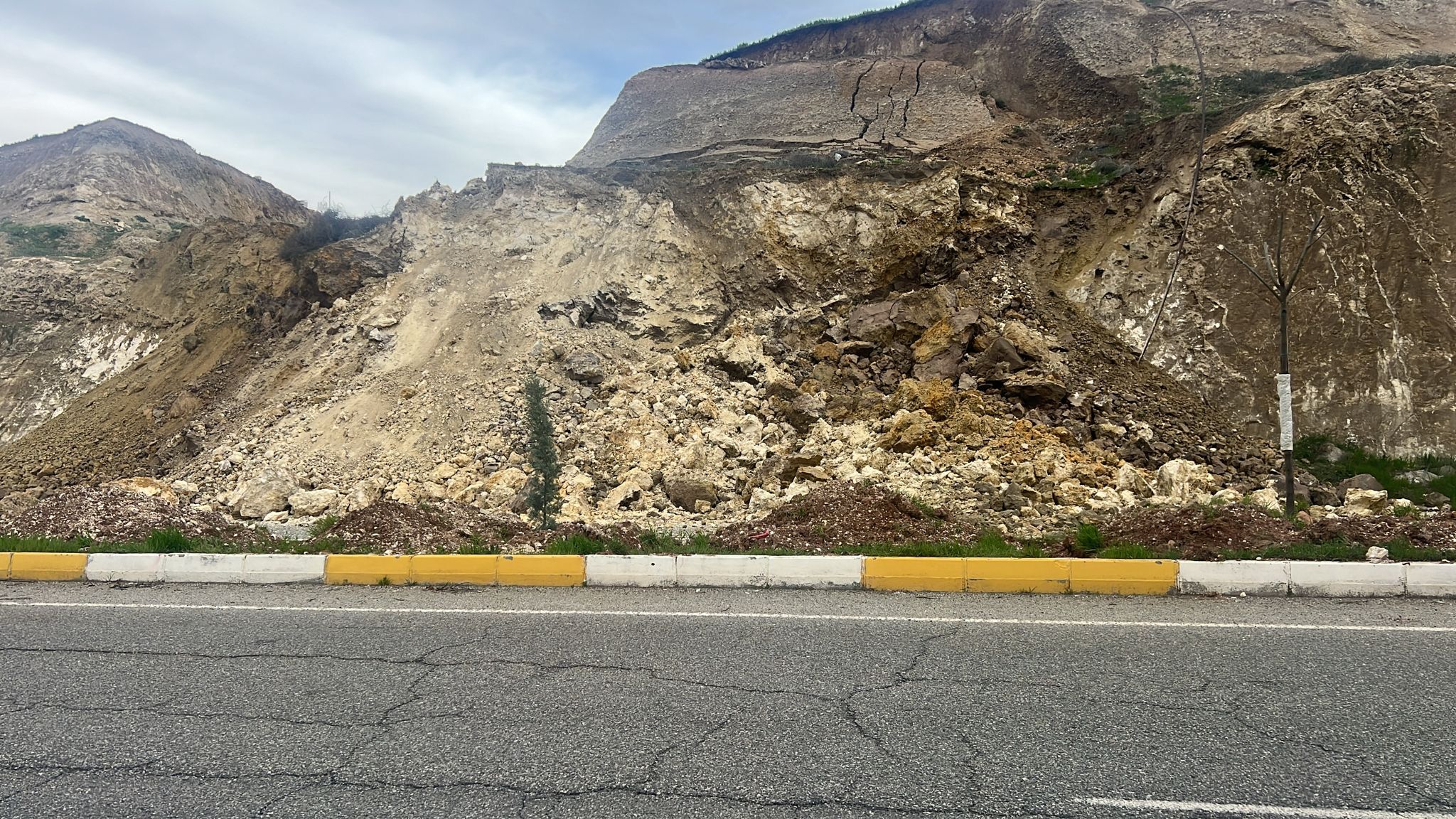 Batman’da Heyelan Ulaşımı Aksattı Üniversite Yolu Tek Şeride Düştü (2)