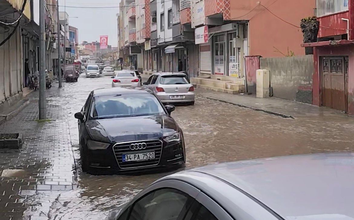 Batman’da Manzara Değişmiyor Kısa Süreli Yağış Yolları Göle Çevirdi (2)
