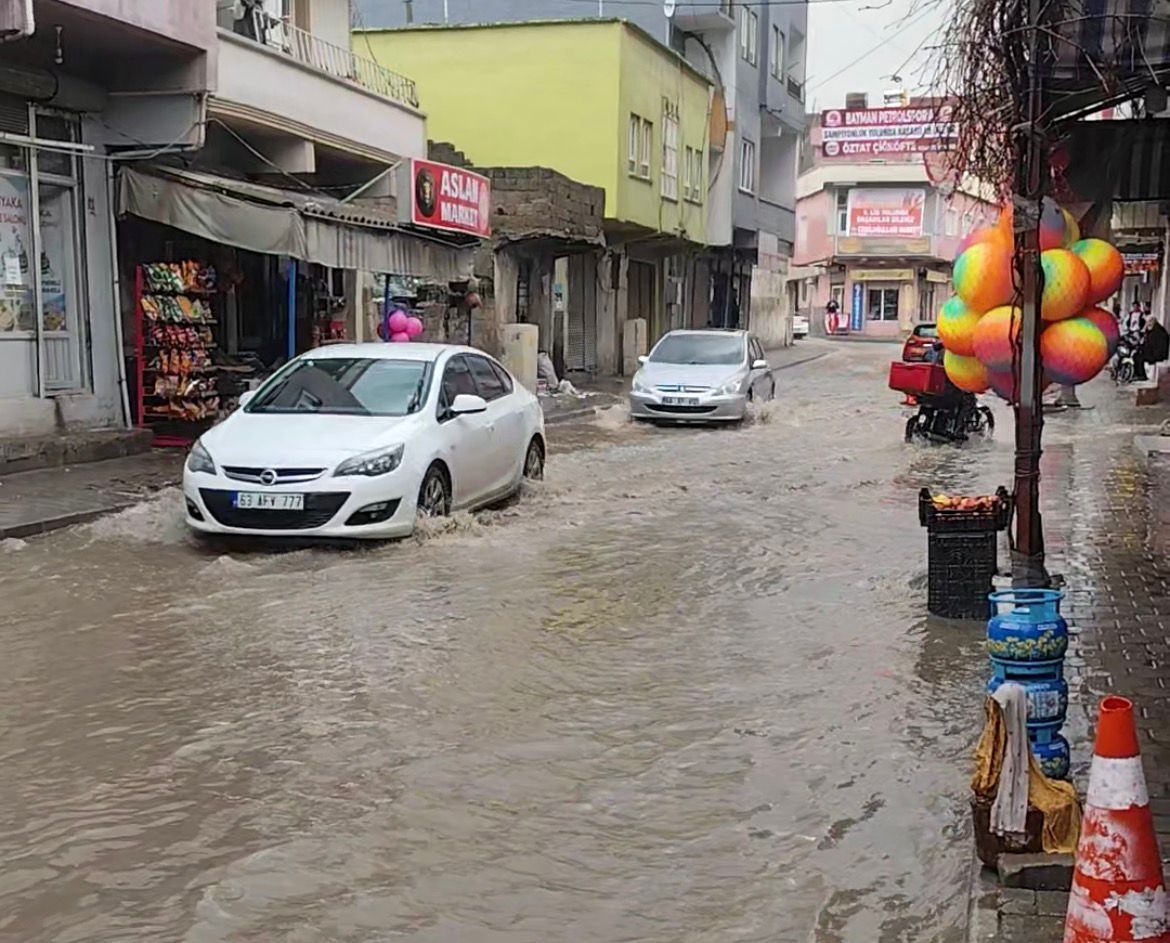 Batman’da Manzara Değişmiyor Kısa Süreli Yağış Yolları Göle Çevirdi (3)