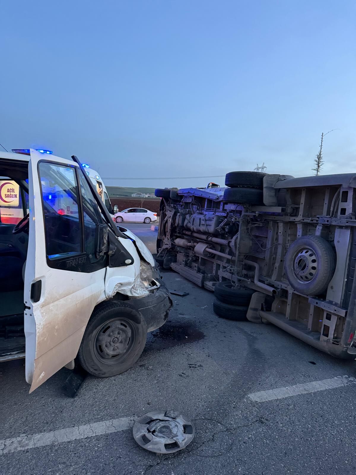 Batman’da Minibüs Devrildi Şehir Stadı Önünde Trafik Kazası (1)