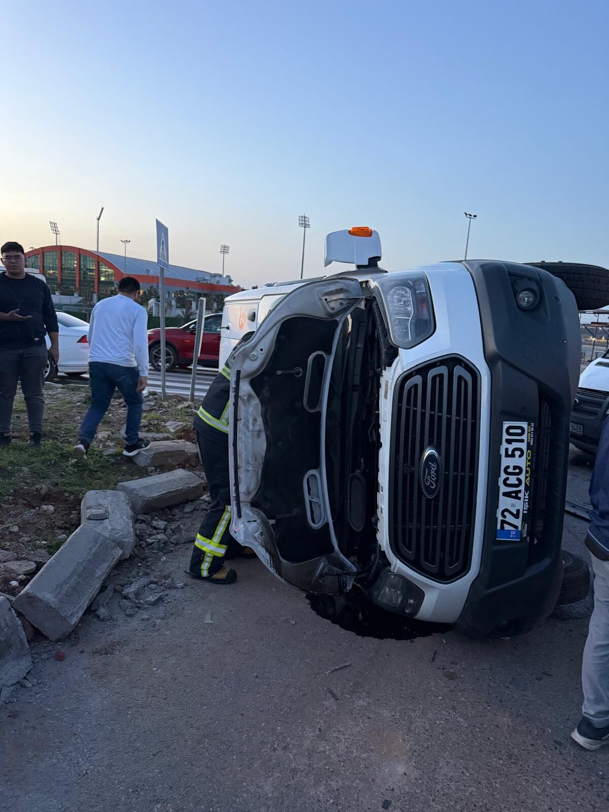 Batman’da Minibüs Devrildi Şehir Stadı Önünde Trafik Kazası (2)