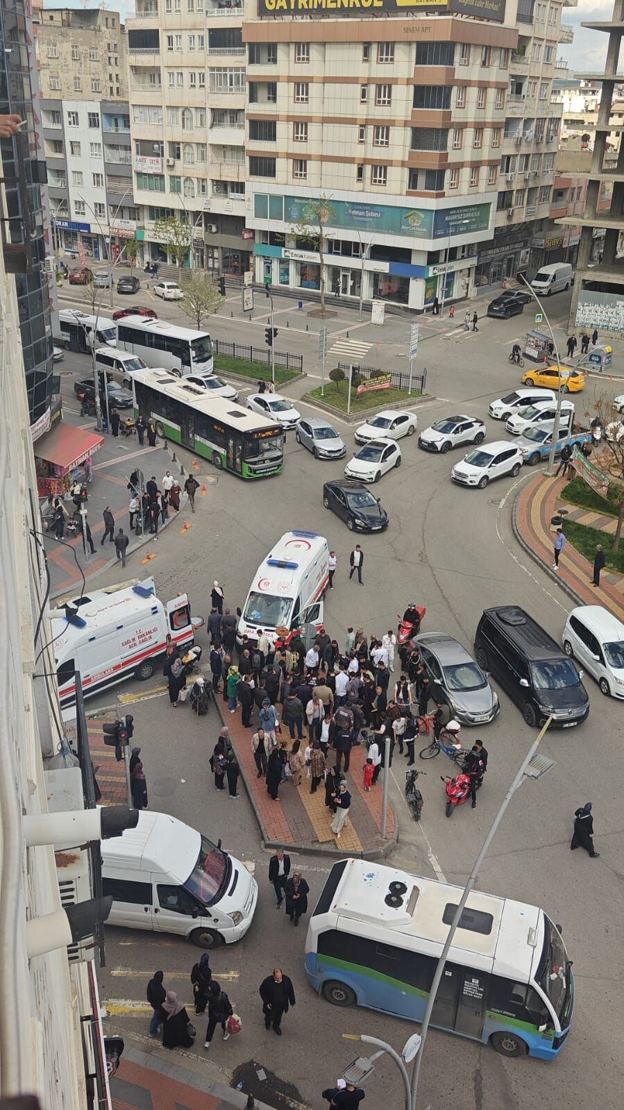 Batman'da Otomobil Scootera Çarptı 1 Genç Yaralı (2)