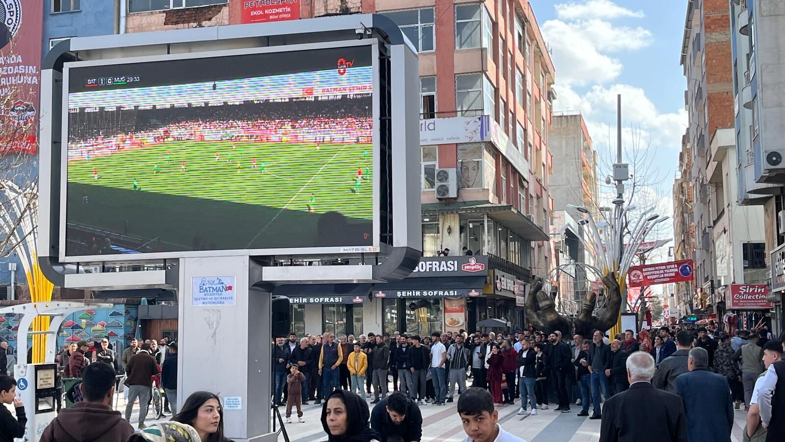 Batman’da Şampiyonluk Coşkusu Sokaklara Taştı Dev Ekranlarda Gol Sevinci! (1)