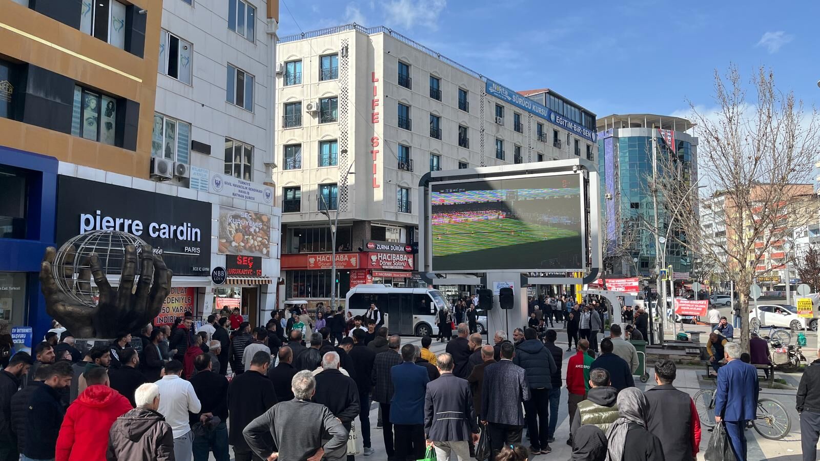 Batman’da Şampiyonluk Coşkusu Sokaklara Taştı Dev Ekranlarda Gol Sevinci! (2)