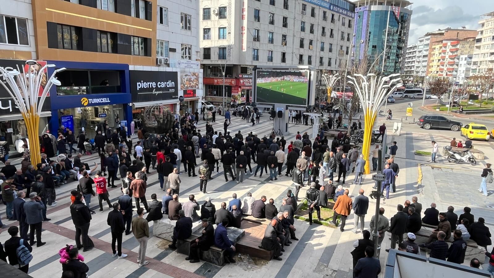 Batman’da Şampiyonluk Coşkusu Sokaklara Taştı Dev Ekranlarda Gol Sevinci! (3)