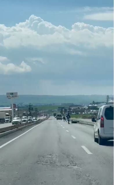 Beşiri Yolunda Tehlikeli Hareketler Patenli Gençler Trafiği Hiçe Saydı (3)