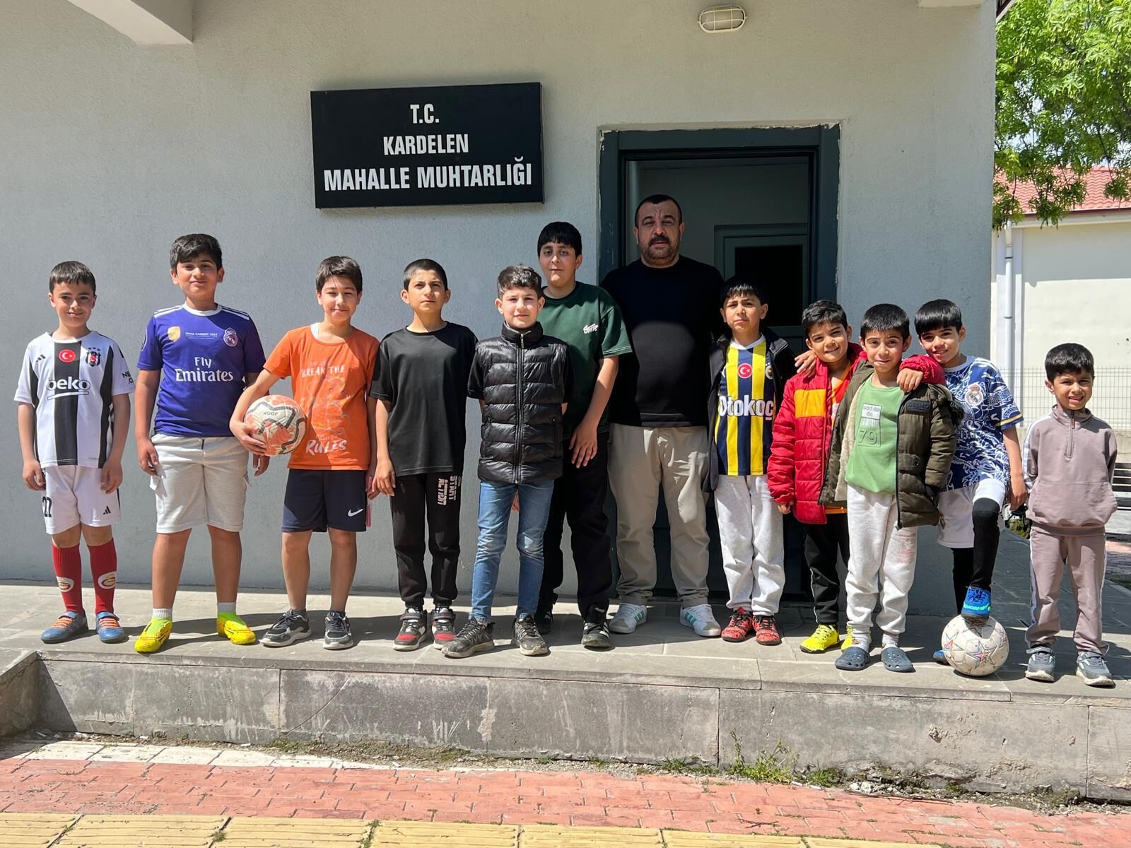 Kardelen Mahallesi’nde Koltuk Çocukların Minik Muhtardan Kütüphane Ve Saha Talimatı-2