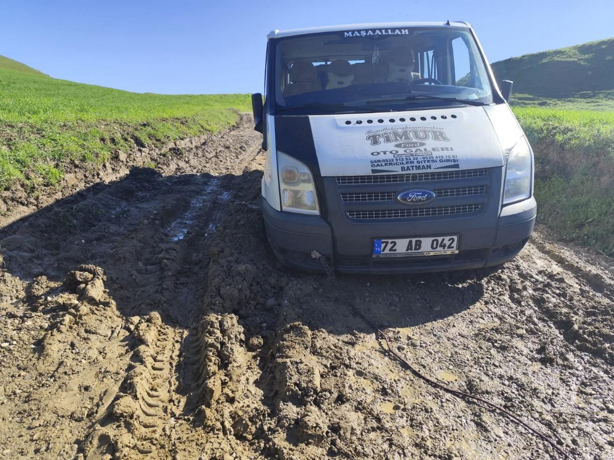 Kozluk Kocaklar Köyü Sakinlerinden Yol Tepkisi Çamurdan Kurtulmak İstiyoruz (2)