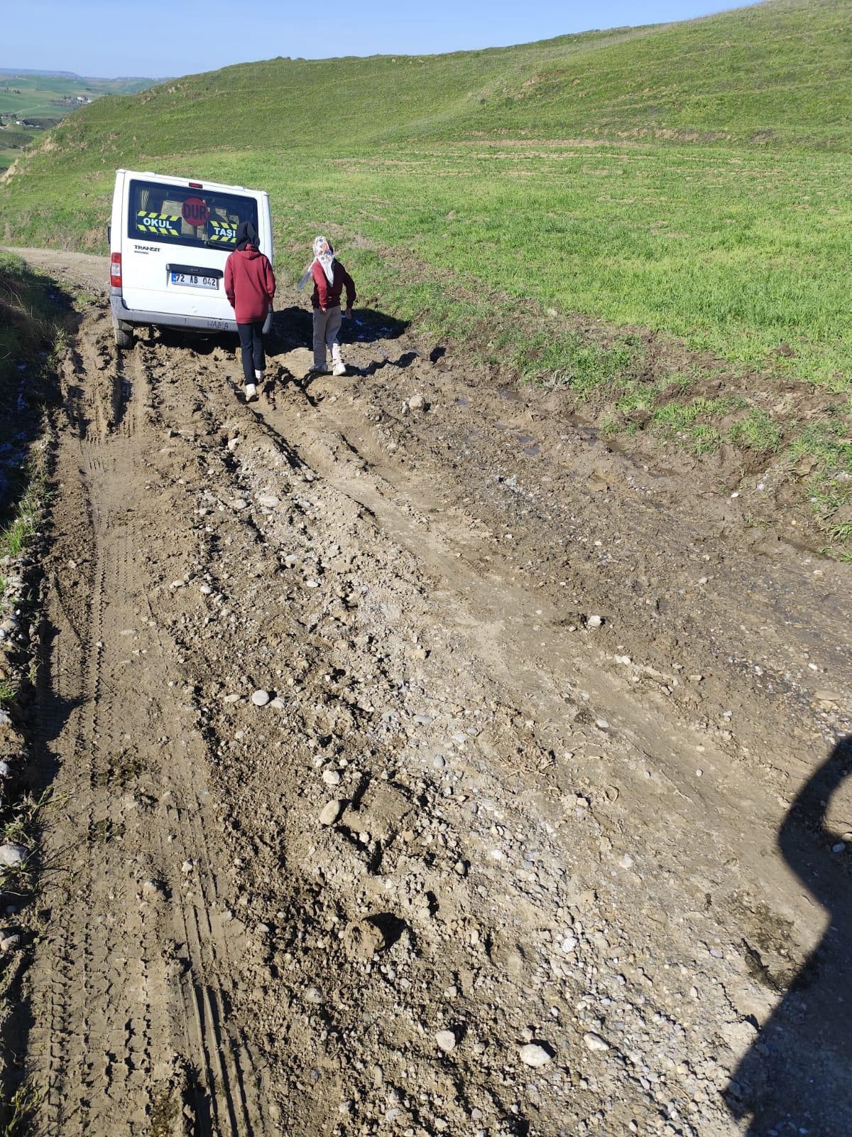 Kozluk Kocaklar Köyü Sakinlerinden Yol Tepkisi Çamurdan Kurtulmak İstiyoruz (3)