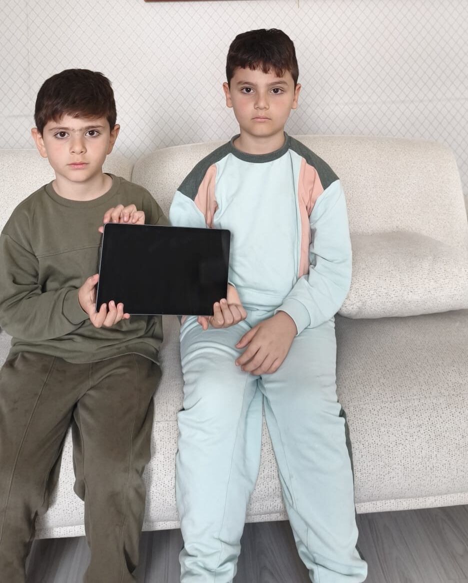 Küçük Kardeşler Buldukları Tabletin Sahibini Arıyor-1