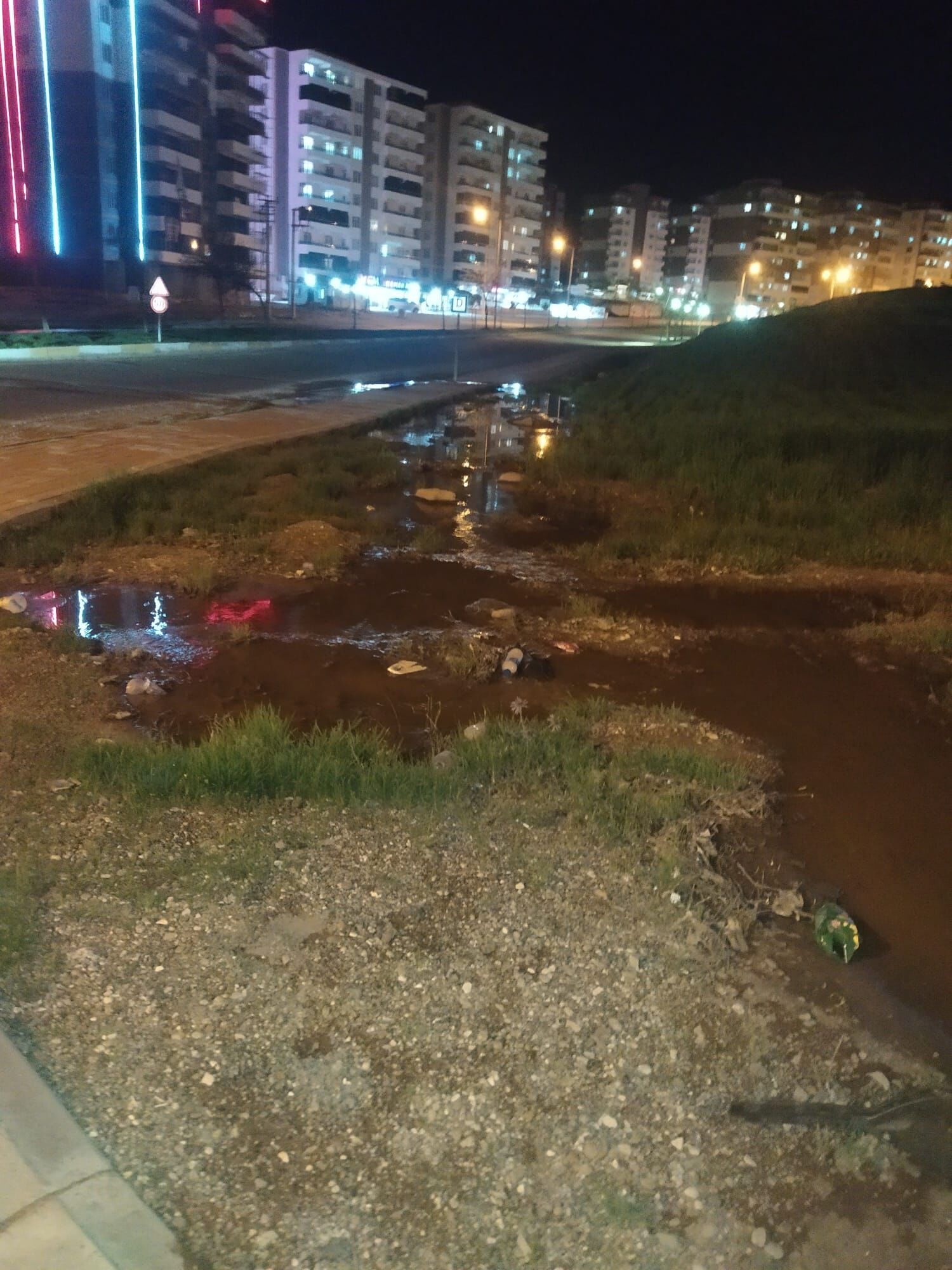 Kuyubaşı Toki’de Rögar Taşkını Vatandaş Çözüm Bekliyor (1)