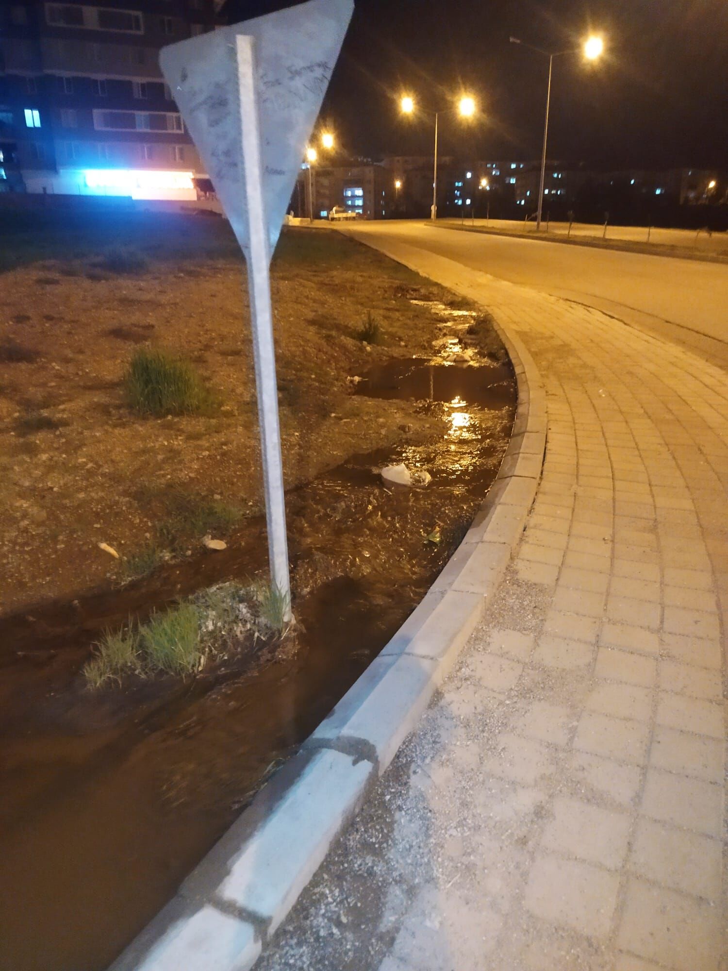 Kuyubaşı Toki’de Rögar Taşkını Vatandaş Çözüm Bekliyor (4)