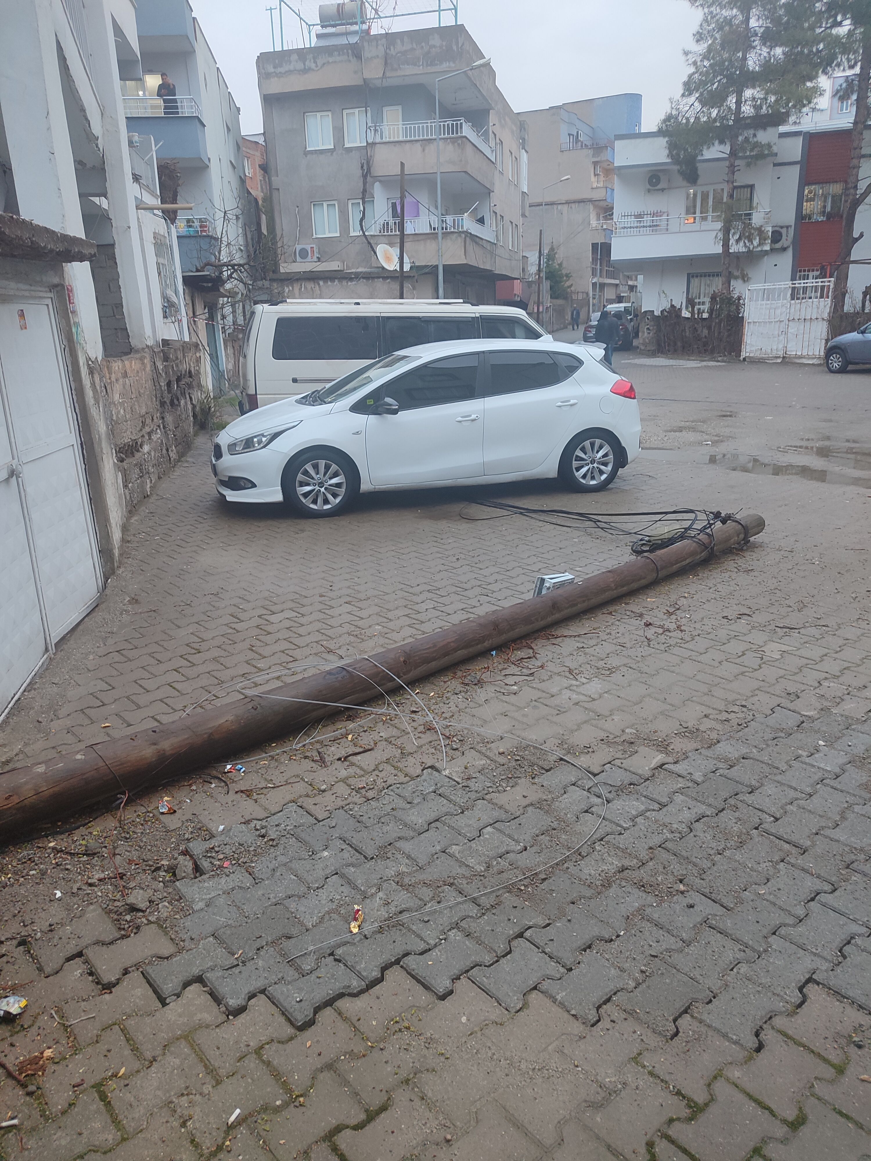Raman Mahallesi’nde Devrilen Direk Tehlike Saçıyor