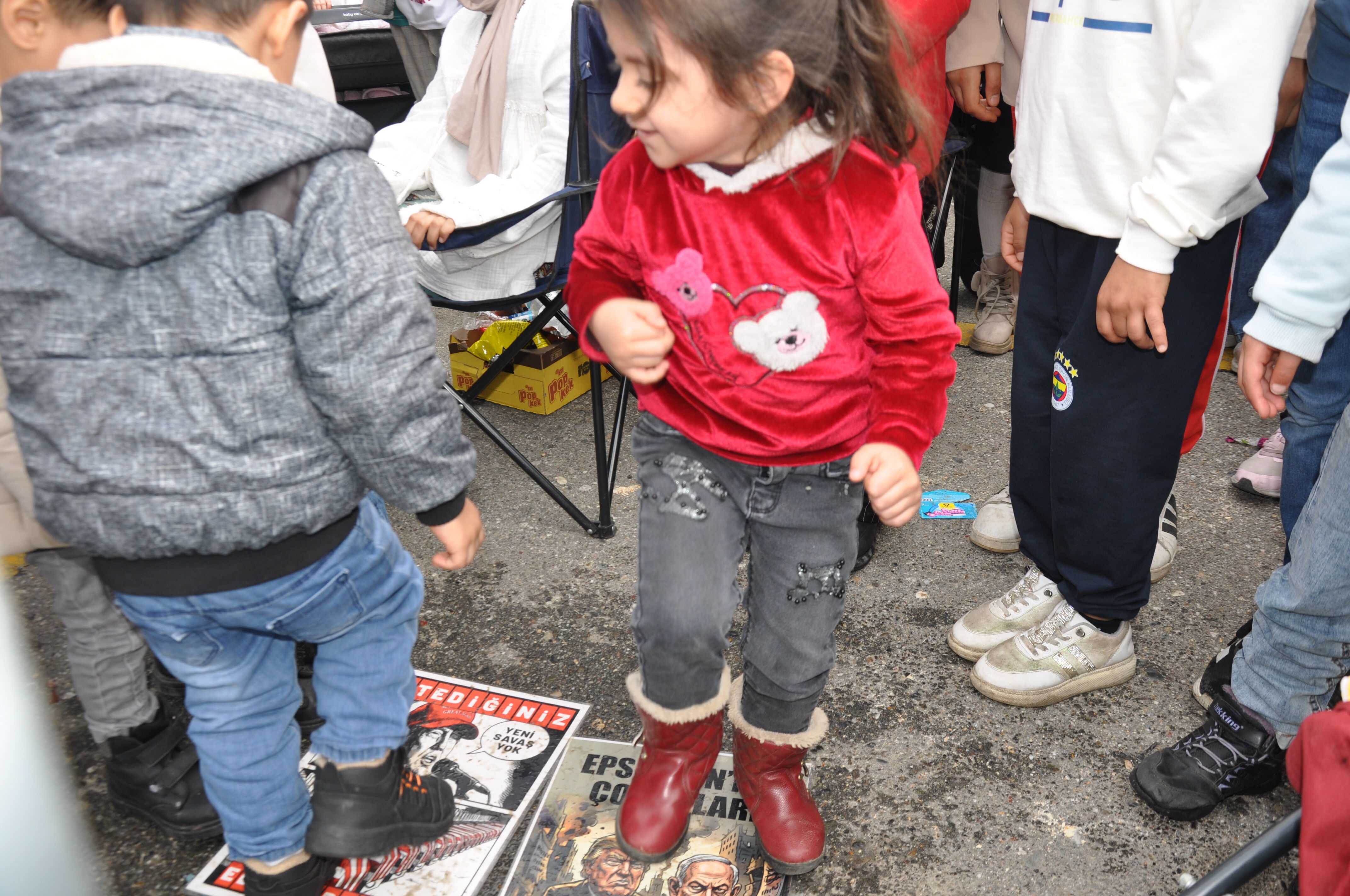 Trump Ve Netenyahunun Posterleri Miniklerin Ayakları Altında Ezildi (1)