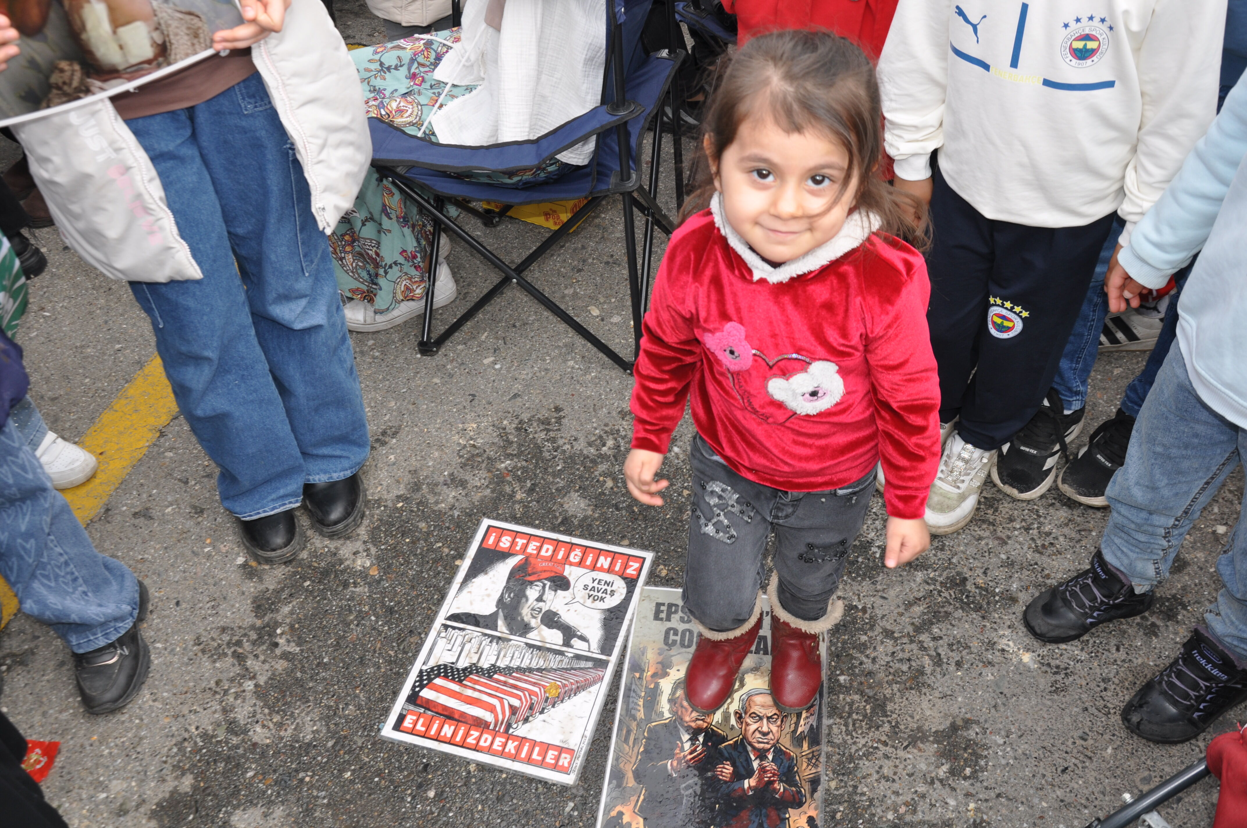 Trump Ve Netenyahunun Posterleri Miniklerin Ayakları Altında Ezildi (2)