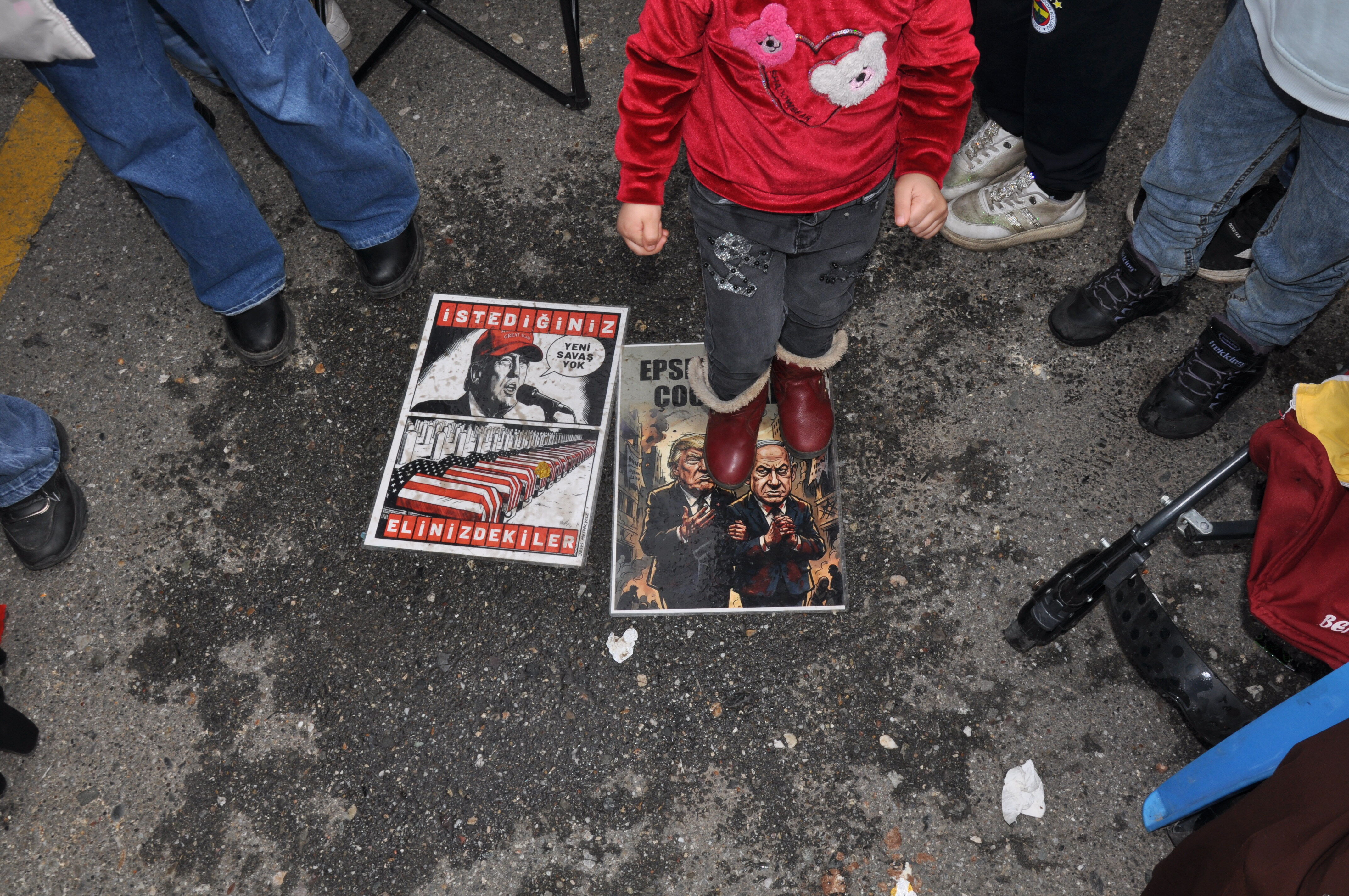 Trump Ve Netenyahunun Posterleri Miniklerin Ayakları Altında Ezildi (3)