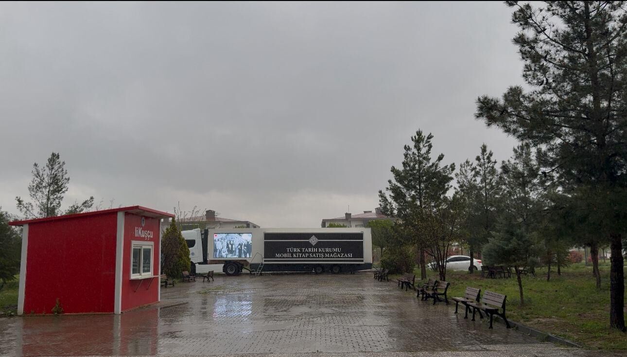 Ttk Mobil Kitap Mağazası Batman’da Okurlarla Buluşuyor (1)