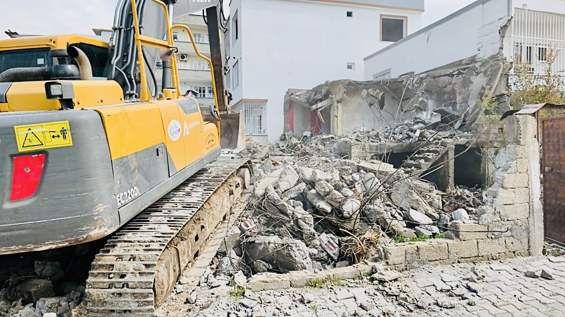 Vatandaş İstedi, Belediye Yıktı Batman'da Metruk Yapılarla Mücadele Kararlılıkla Sürüyor (1)