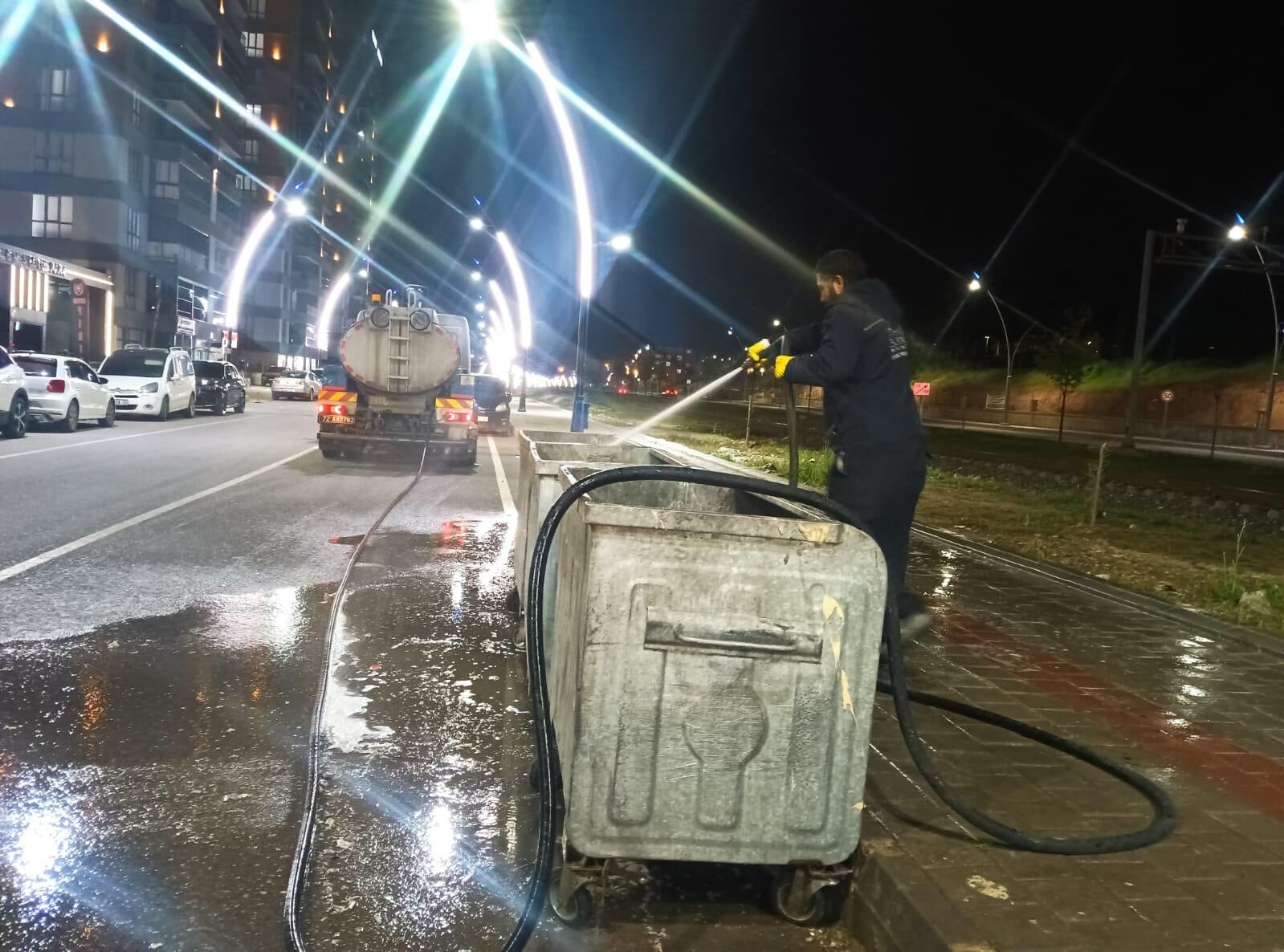 Yaşar Kemal Kent Parkı’nda Bahar Temizliği Kaldırımlar Pırıl Pırıl Oldu (1)